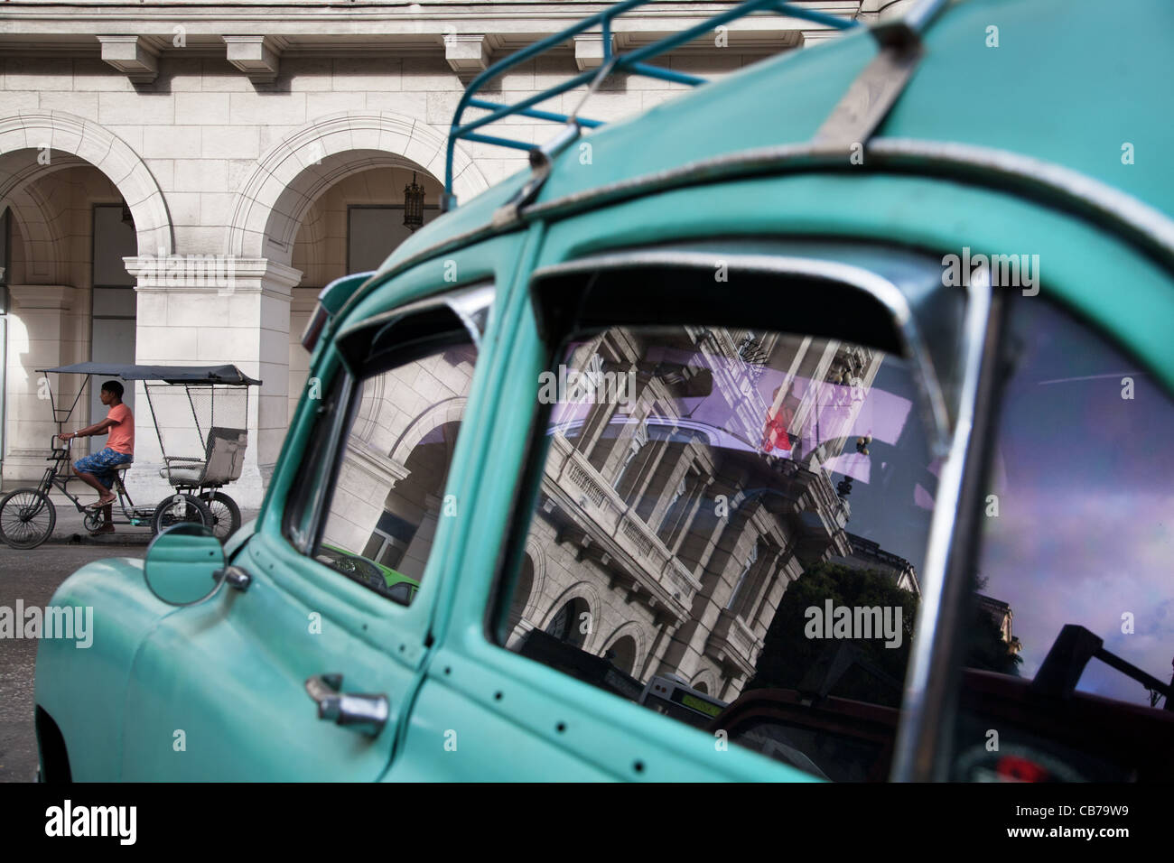 Scena di strada si riflette in un'auto d'epoca, Havana (La Habana, Cuba Foto Stock