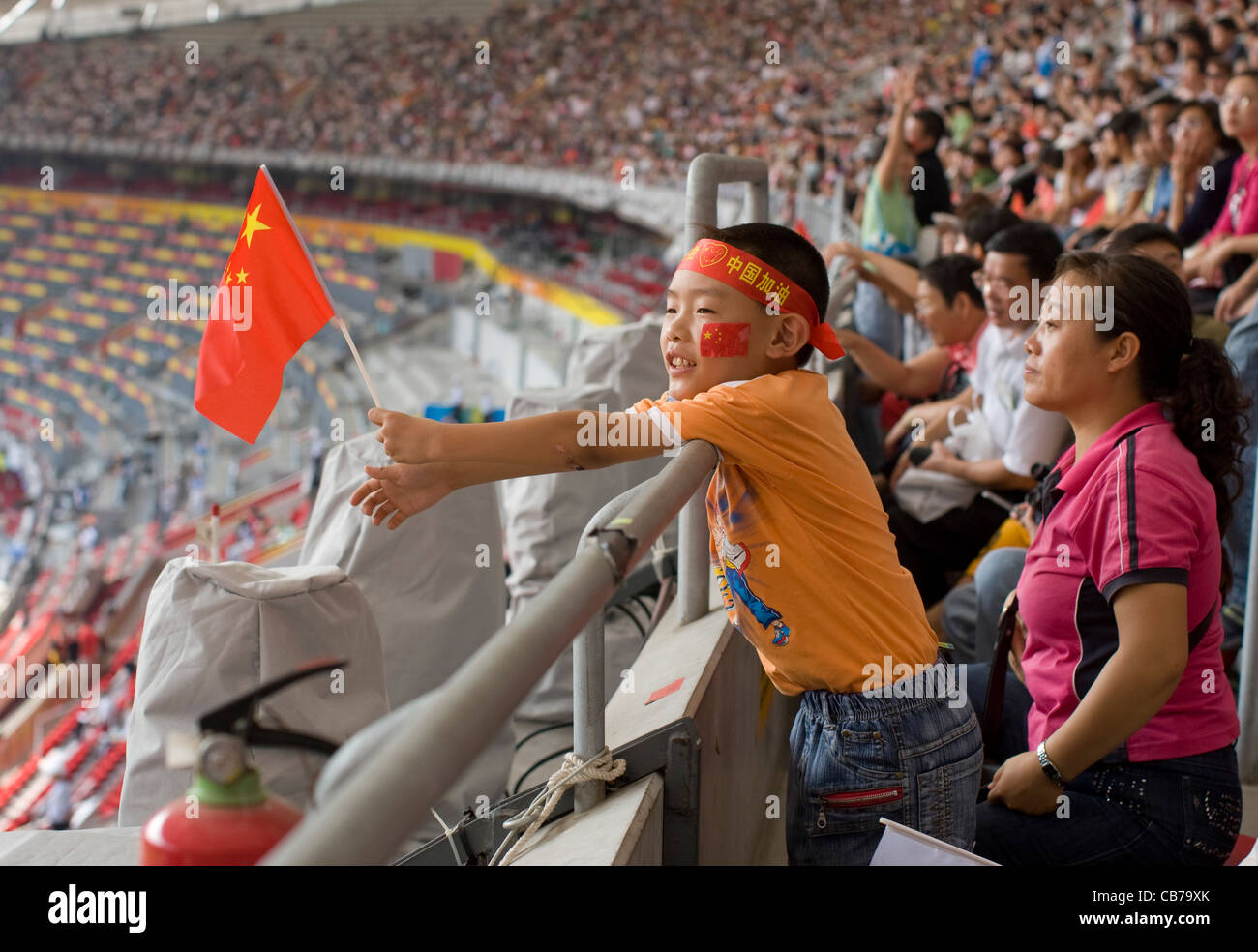 Pechino, Cina, 13 Settembre 2008: Giorno 8 2008 Giochi Paralimpici con una bandiera sventola Chinese Boy pianale superiore del National Stadium Foto Stock