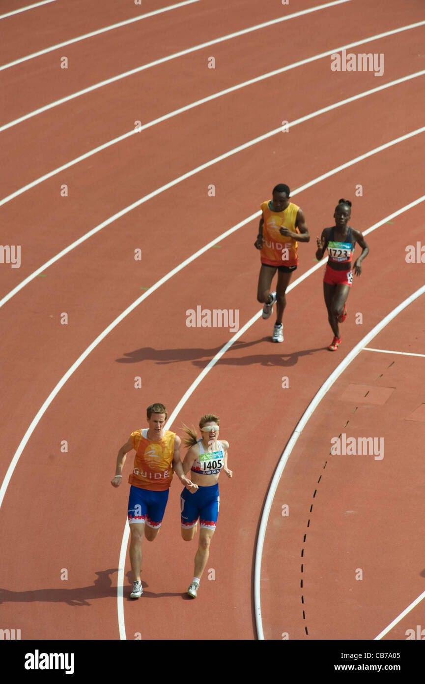 Pechino, Cina, 13 Settembre 2008: Paralimpiadi Miroslava Sedlackova di Czechoslavakia (fondo) con guida Nelly Munialo Kenya Foto Stock