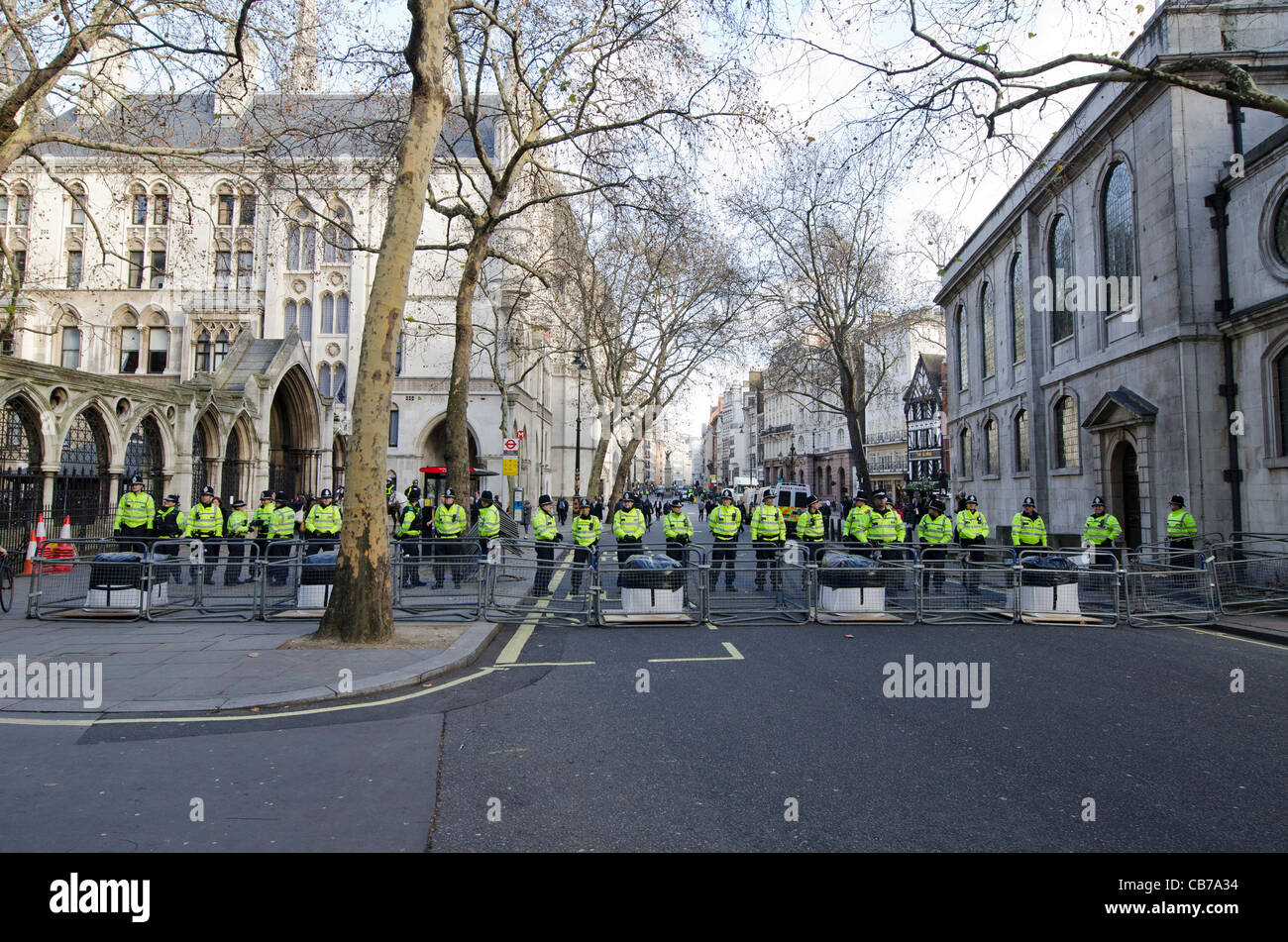 30/11/2011. Londra REGNO UNITO. Cordone di polizia al di fuori del Royal Courts of Justice il taglio di Fleet Street dalle pensioni dei dimostranti. Foto Stock