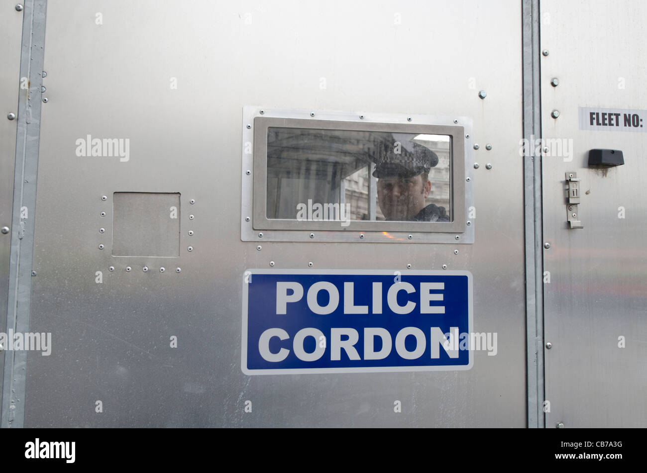 30/11/2011. Londra REGNO UNITO. Super cordone di polizia a Trafalgar square il taglio di Whitehall da manifestanti funzionario di polizia si affaccia Foto Stock