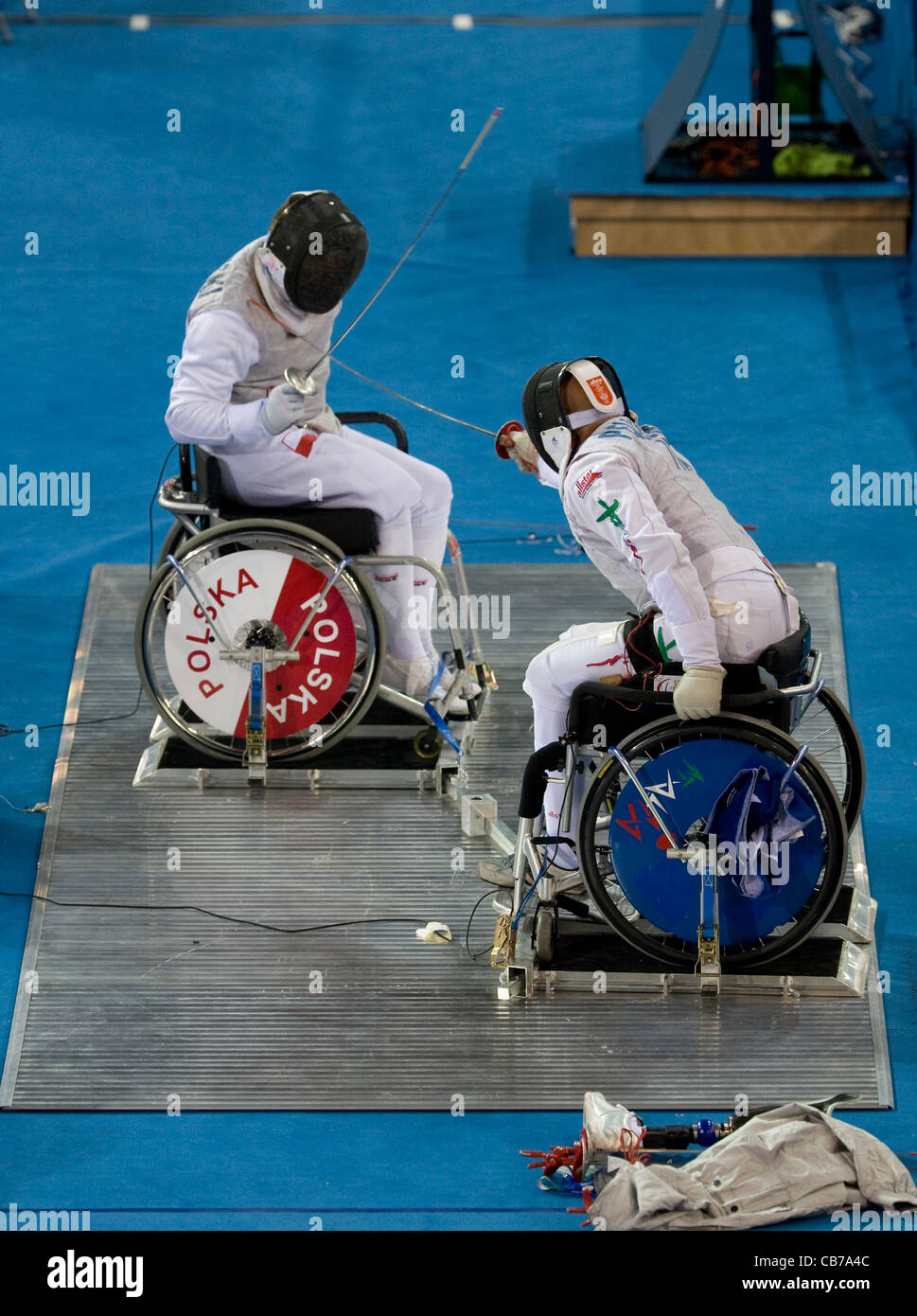 Pechino CINA Sept 13 2008: Giochi Paralimpici Stefan Makowski di Polonia (l) vs. Alberto Pellegrini (r) Italia sabre uomini wheelcha Foto Stock