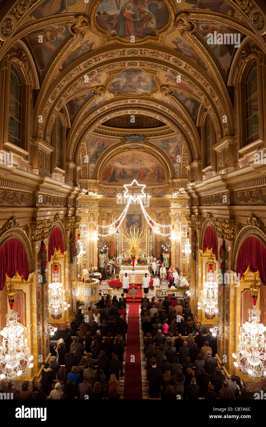 Santa Messa di mezzanotte in Maltese chiese parrocchiali è una sontuosa manifestazione tenutasi durante la mezzanotte di Natale. Foto Stock