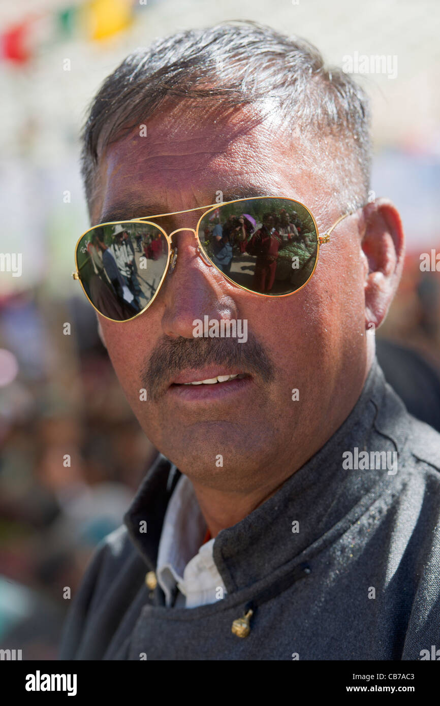 Uomo con occhiali da sole ad una festa per celebrare l'Abate il compleanno  a Phayang Gompa, (Ladakh) Jammu e Kashmir India Foto stock - Alamy