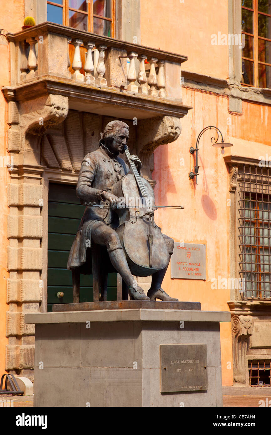 Statua del compositore e violoncellista Luigi Boccherini presso la famosa Accademia di musica in casa sua città di Lucca, Toscana Italia Foto Stock