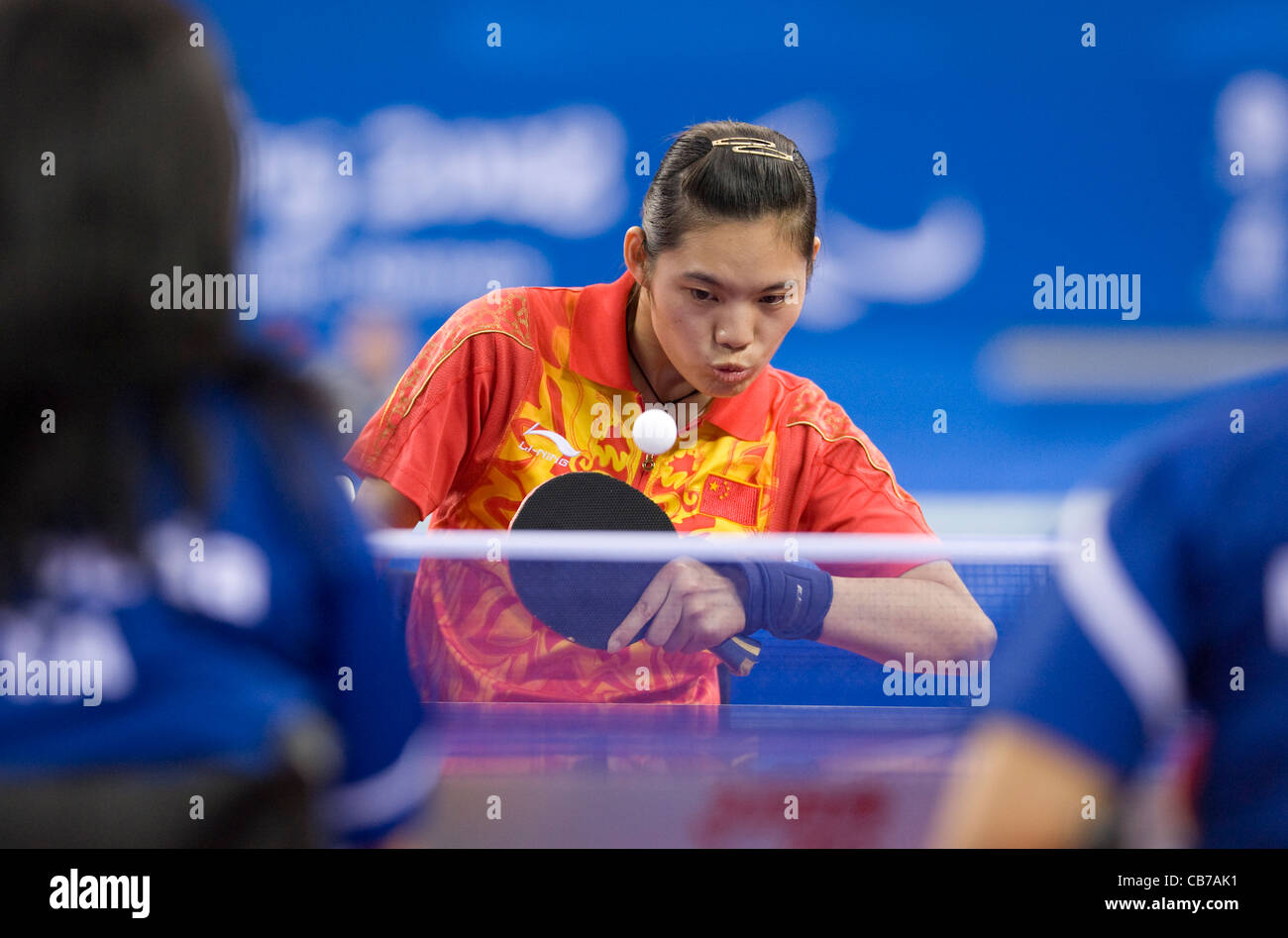 2008 Giochi Paralimpici mostra Qian Li (rosso) della Cina batte Italia del M. Brunelli (blu) nella fase finale del tavolo da ping pong. Foto Stock