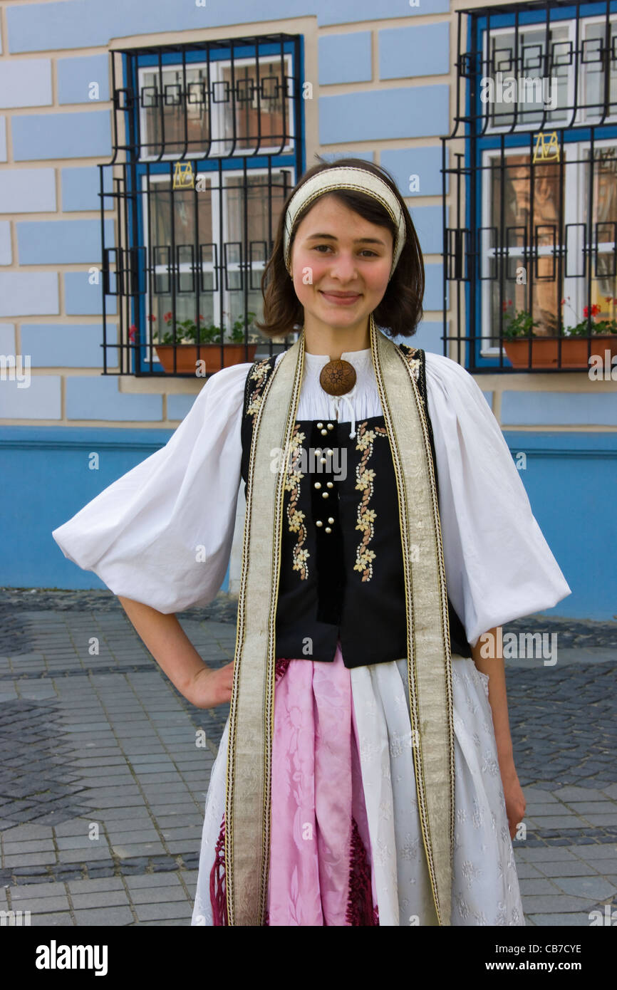 ragazza-in-costume-tradizionale-sibiu-romania-cb7cye.jpg