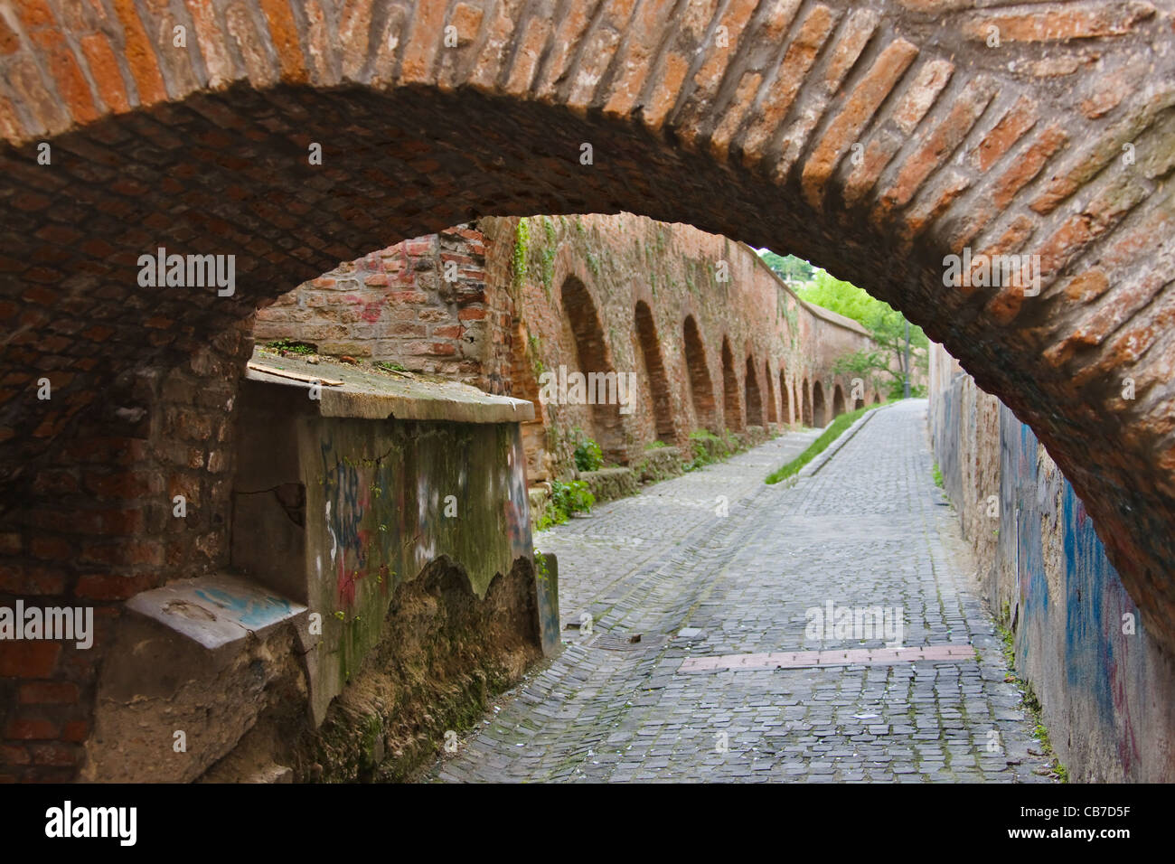 Le mura e la strada di ciottoli, Sibiu, Romania Foto Stock
