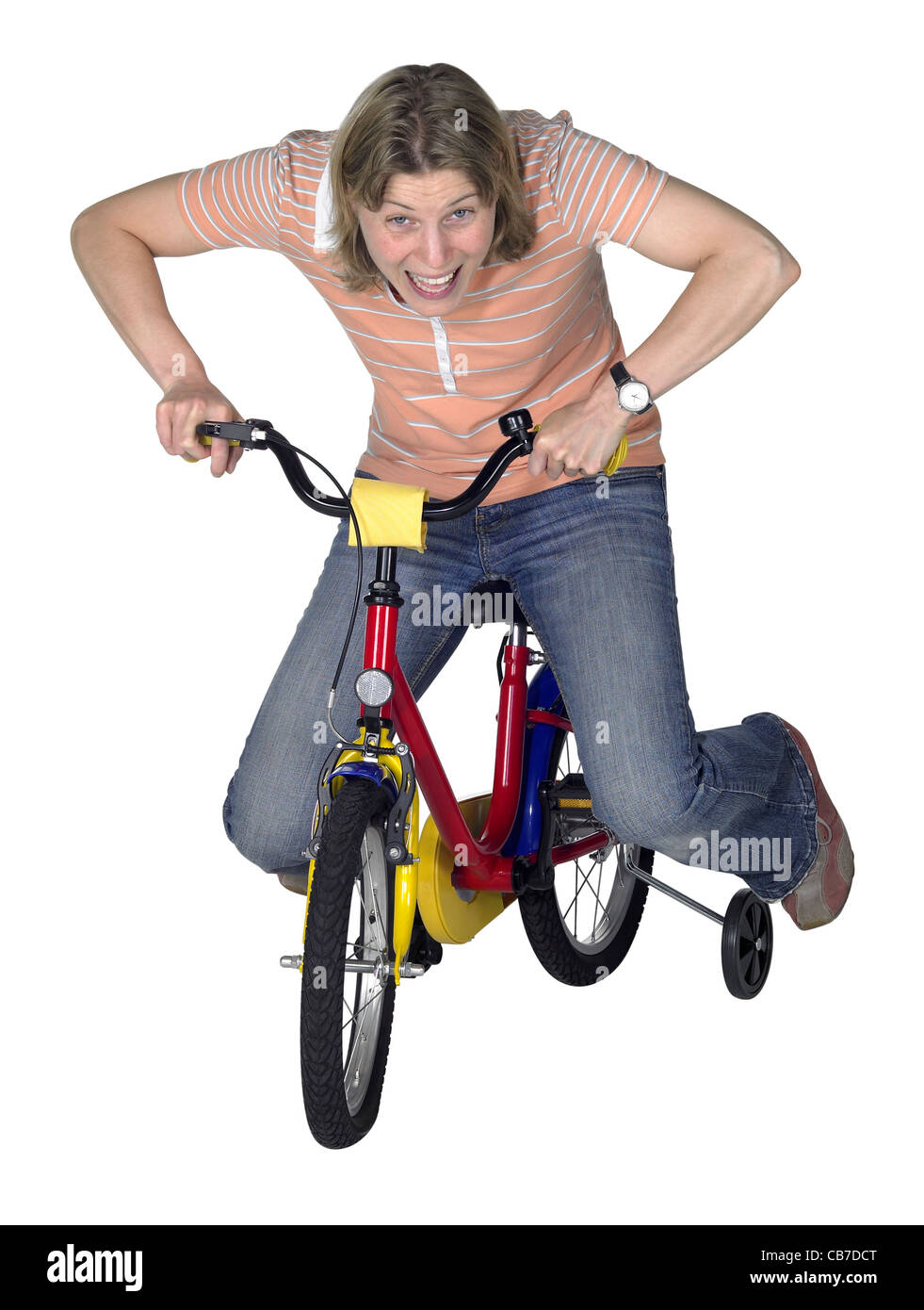 Studio fotografico che mostra un pazzo ragazza di guida su un bambino in bicicletta in retro bianco Foto Stock