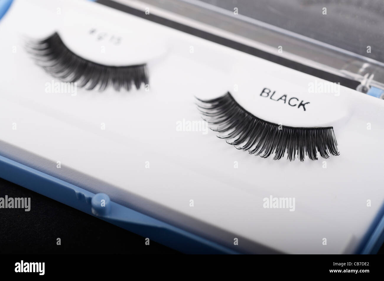 Coppia di black ciglia finte nel loro caso display Foto Stock