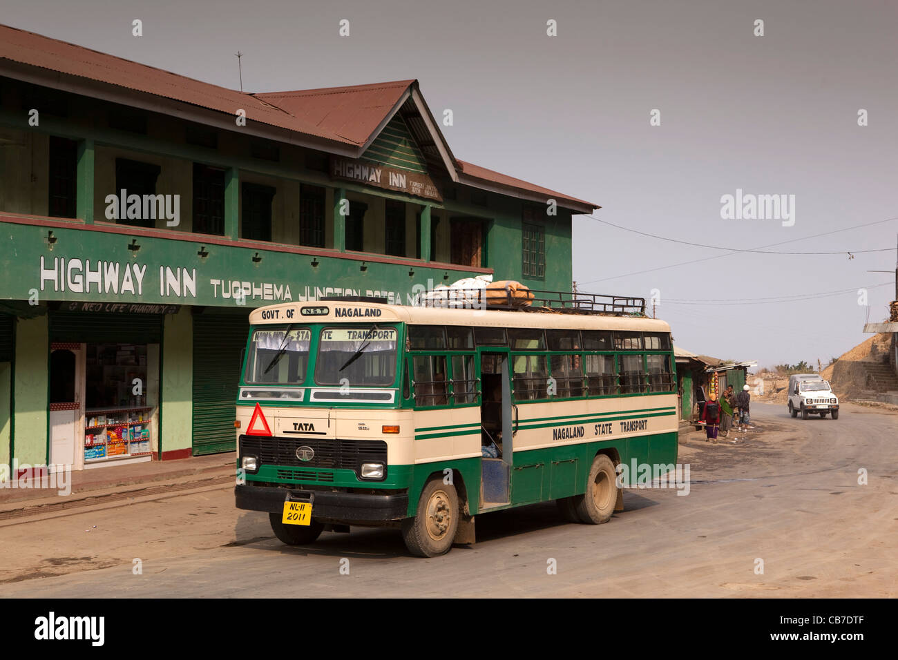 India, Nagaland, Tuophema Junction, trasporto di stato bus pubblico in attesa di passeggeri al di fuori autostrada Inn Foto Stock