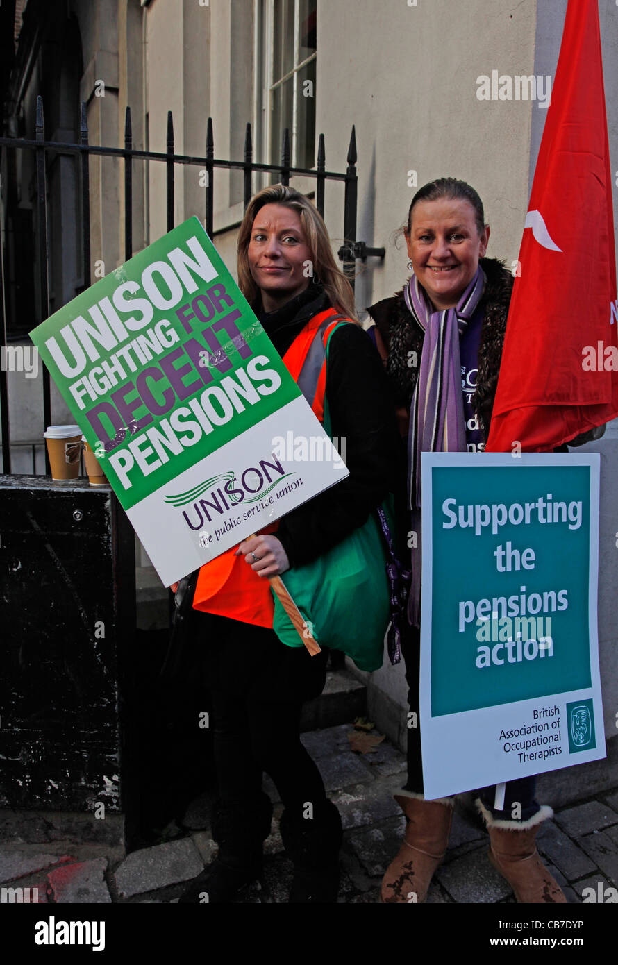 UNISON pubblico unione dei lavoratori in sciopero su pensioni statali. Londra, UK, 30 novembre 2011 Foto Stock