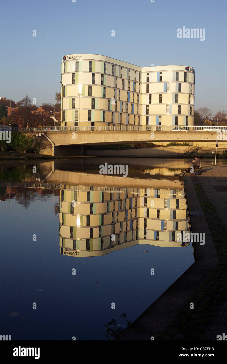 Travelodge Maidstone e di riflessione con il pescatore e il fiume Medway Foto Stock