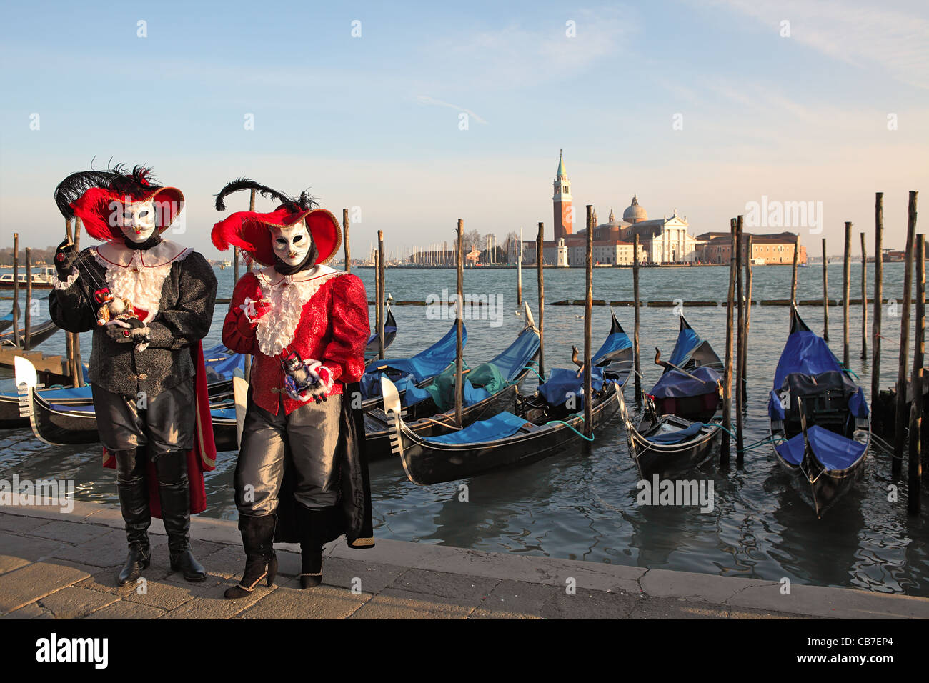 I partecipanti vestono i tradizionali maschera e costume durante il famoso carnevale veneziano. Foto Stock