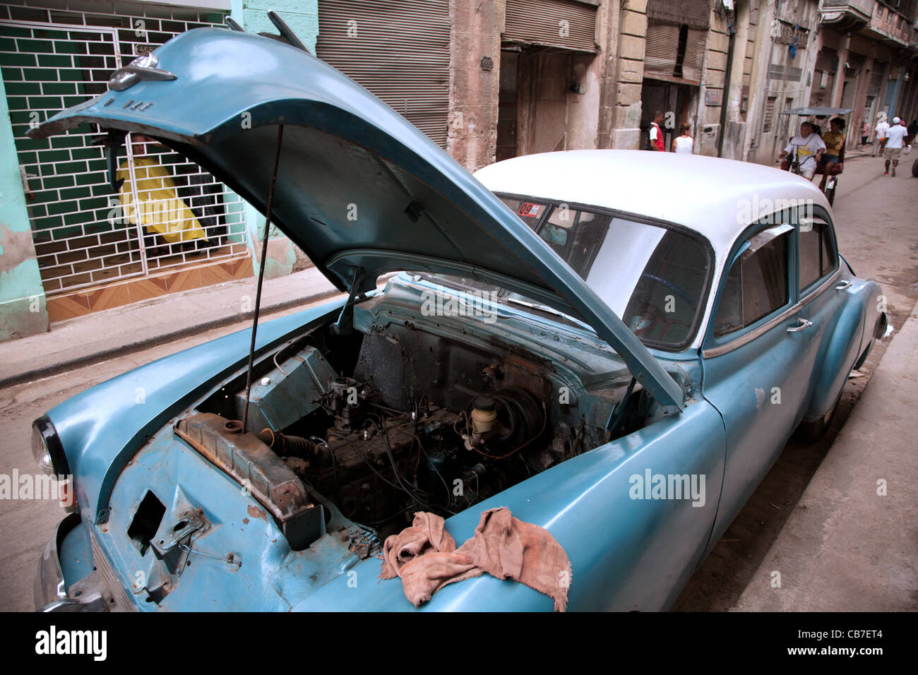 Auto d'epoca con un cofano aperto, Havana (La Habana, Cuba Foto Stock