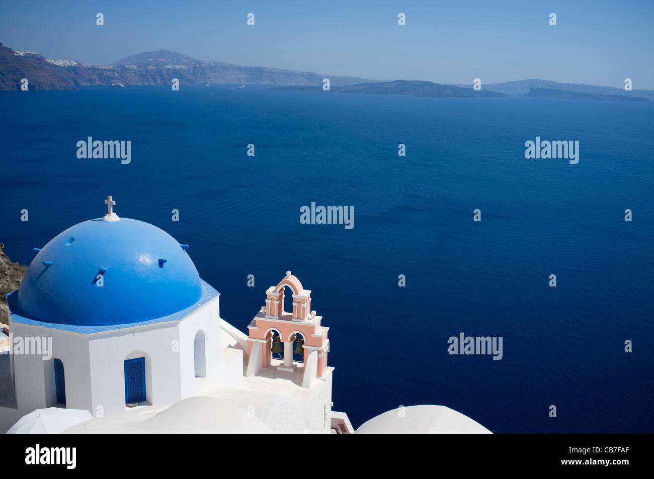 Santorini, Grecia, a cupola, tetto blu, fasi, mare calmo, incredibile, di refrigerazione, di costa, greco, isola, pigro pomeriggio, sky, rilassato Foto Stock