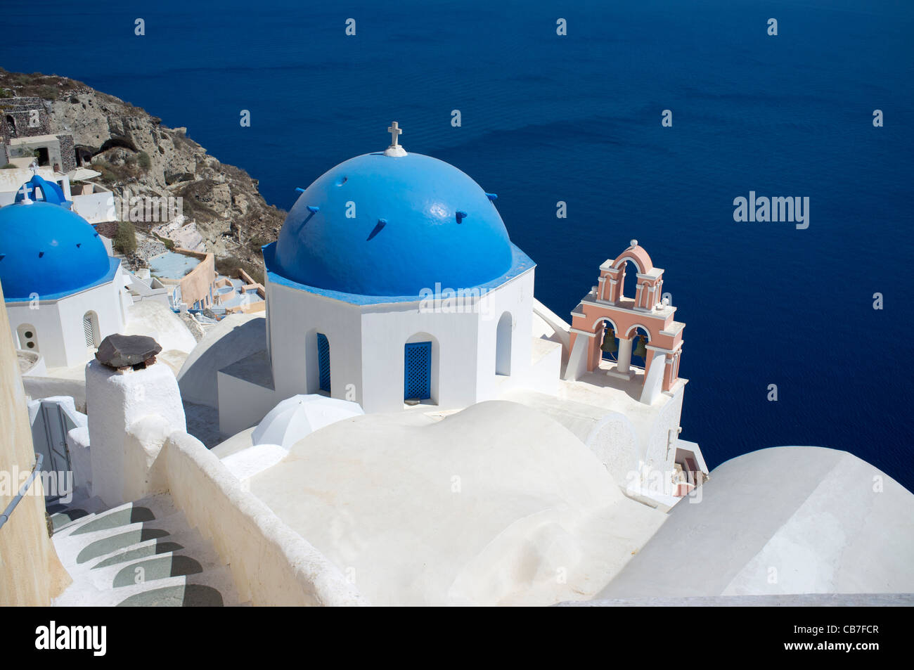 Santorini, Grecia, a cupola, tetto blu, fasi, mare calmo, incredibile, di refrigerazione, di costa, greco, isola, pigro pomeriggio, acqua, Foto Stock