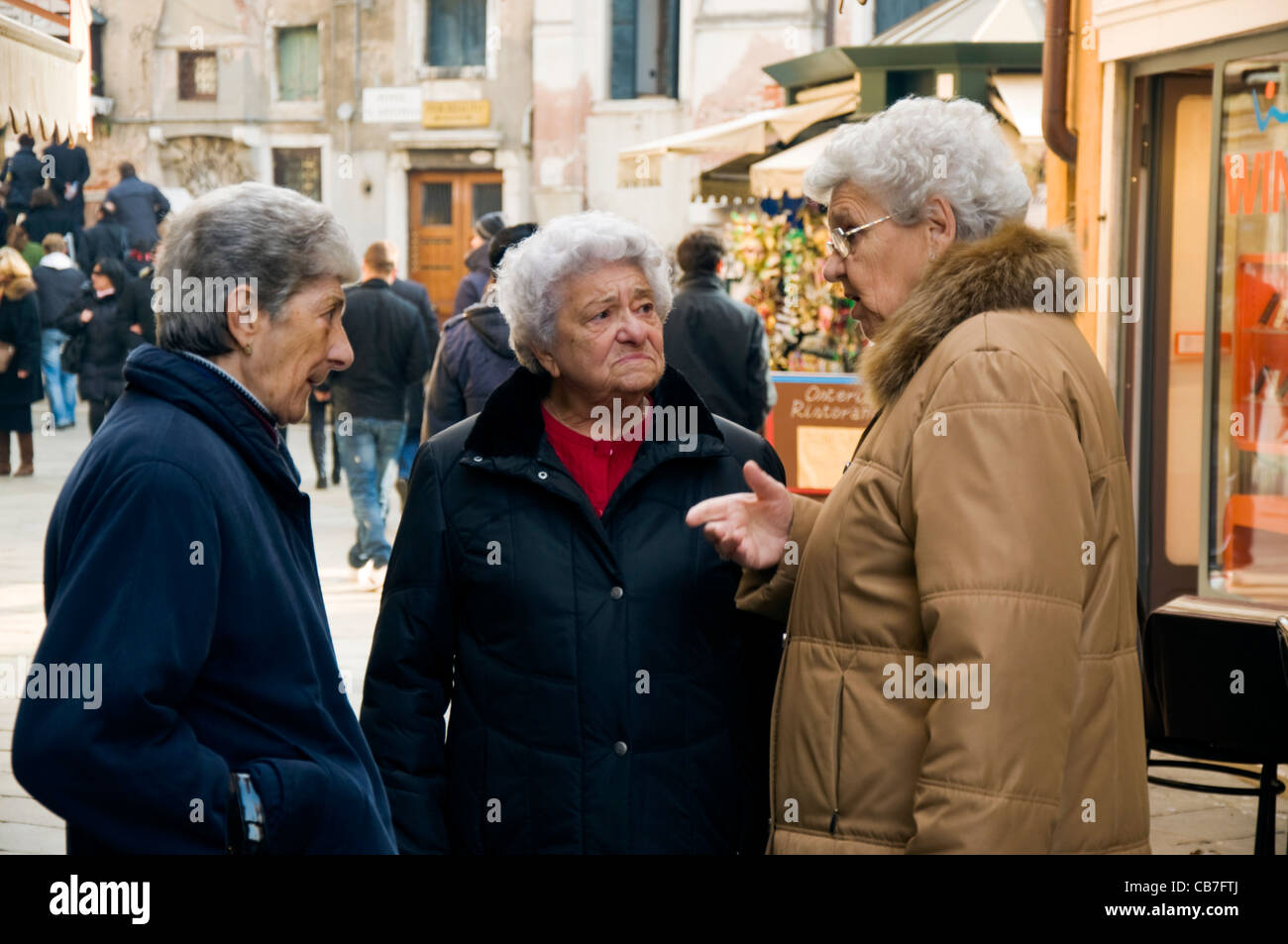 Preoccupato ansioso Venetian donne parlare in strada mentre lo shopping Foto Stock
