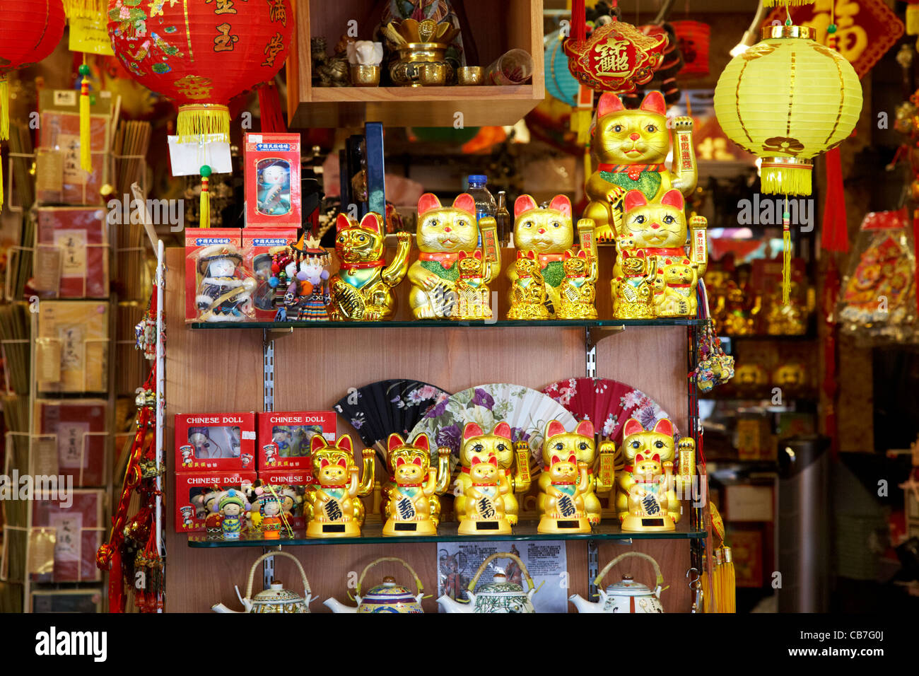 Maneki Neko lucky cat oro statue in cinese souvenir shop stanley, hong kong, RAS di Hong Kong, Cina Foto Stock