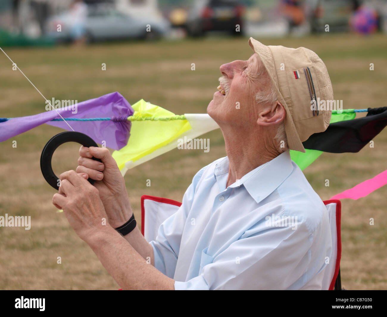Uomo vecchio volare un aquilone, Devon, Regno Unito Foto Stock