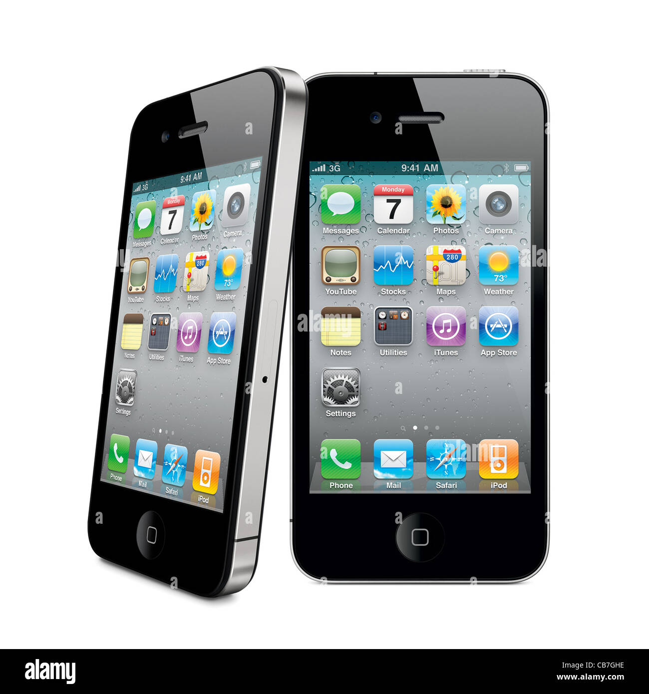 Due iPhone 4s smartphone Apple con le icone del desktop sul suo display. Isolato su sfondo bianco Foto Stock