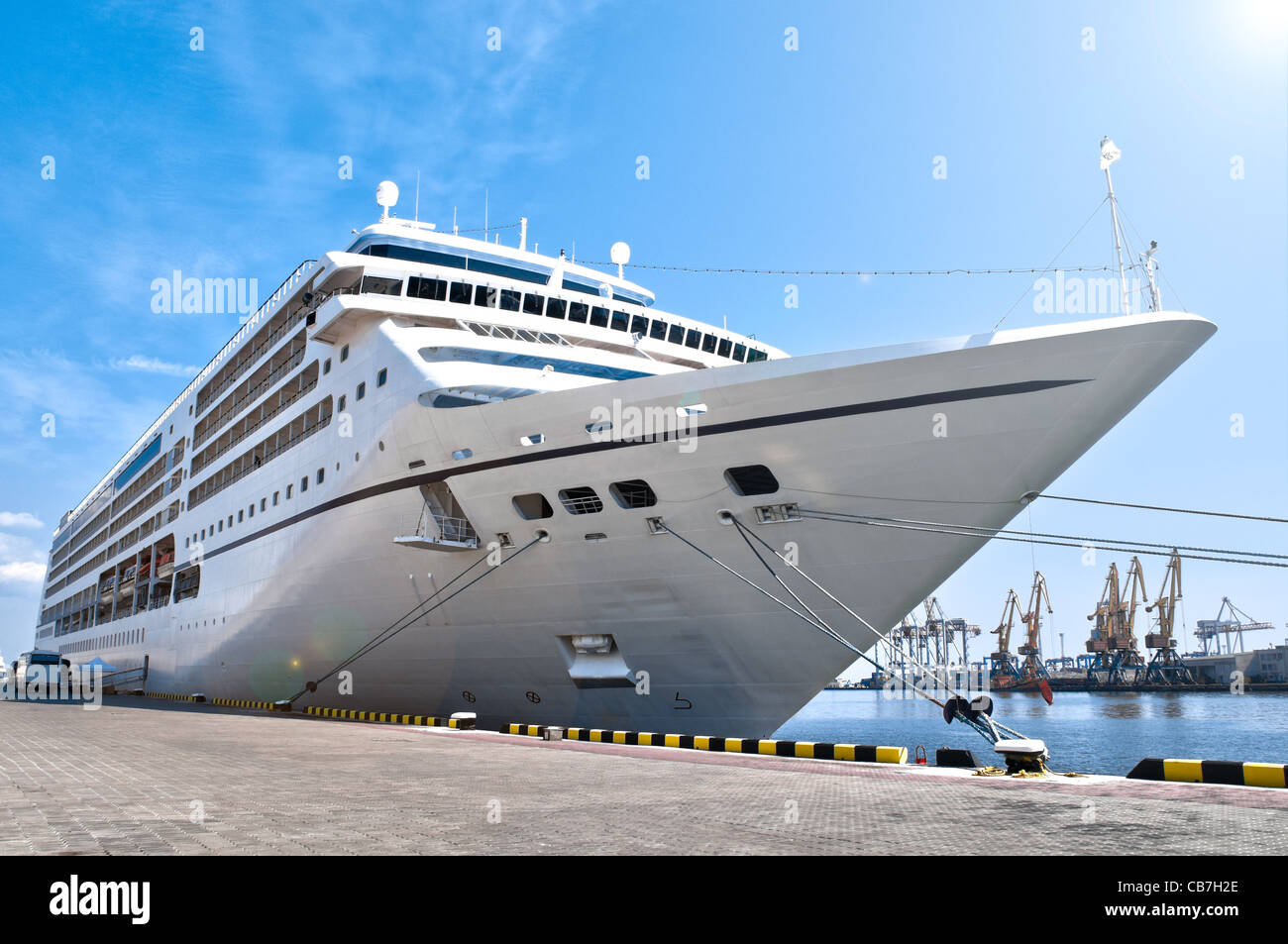 Bella Bianco gigantesca nave da crociera sul soggiorno a Porto, blu cielo molto nuvoloso in background e visibile lens flare Foto Stock