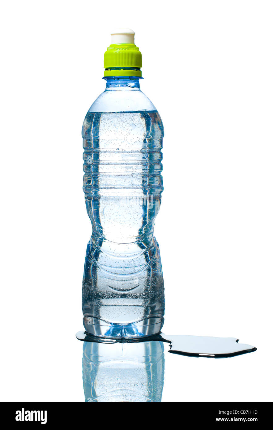 Blu bottiglia di acqua con piccole bolle all'interno, la riflessione al di sotto e l'impasto oltre a. Isolato su sfondo bianco. Foto Stock