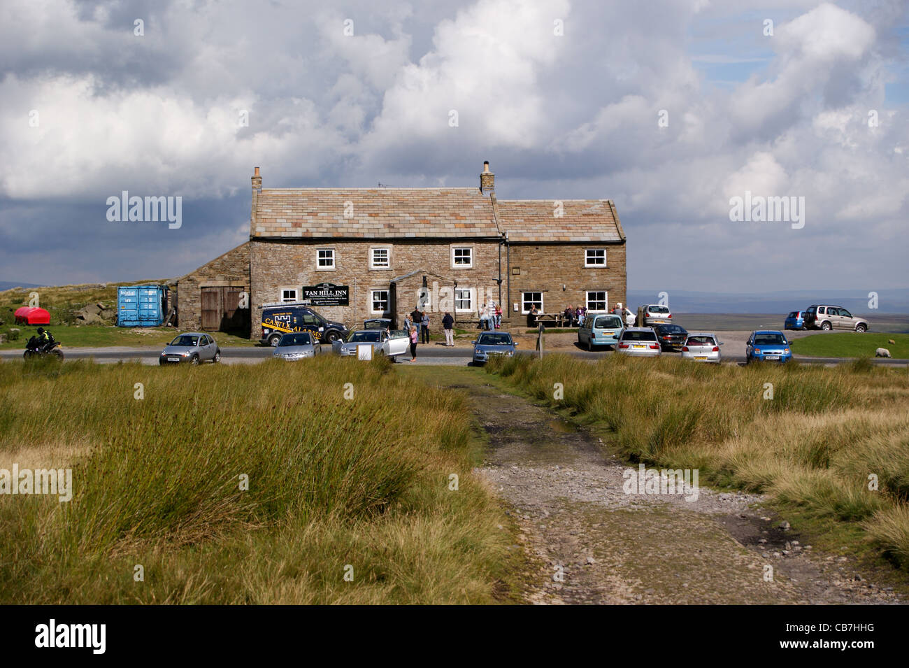 Stonesdale Moor, avvicinando Tan Hill Inn pub più alto in Gran Bretagna, Pennine Way vicino Keld Yorkshire Dales National Park, North Yorkshire, Inghilterra Foto Stock