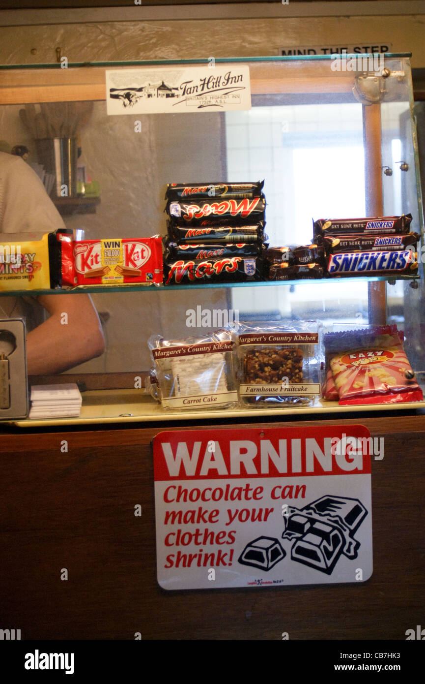 Barre di cioccolato al Tan Hill Inn, massima pub in Gran Bretagna su del The Pennine Way vicino Keld, North Yorkshire, Inghilterra Foto Stock