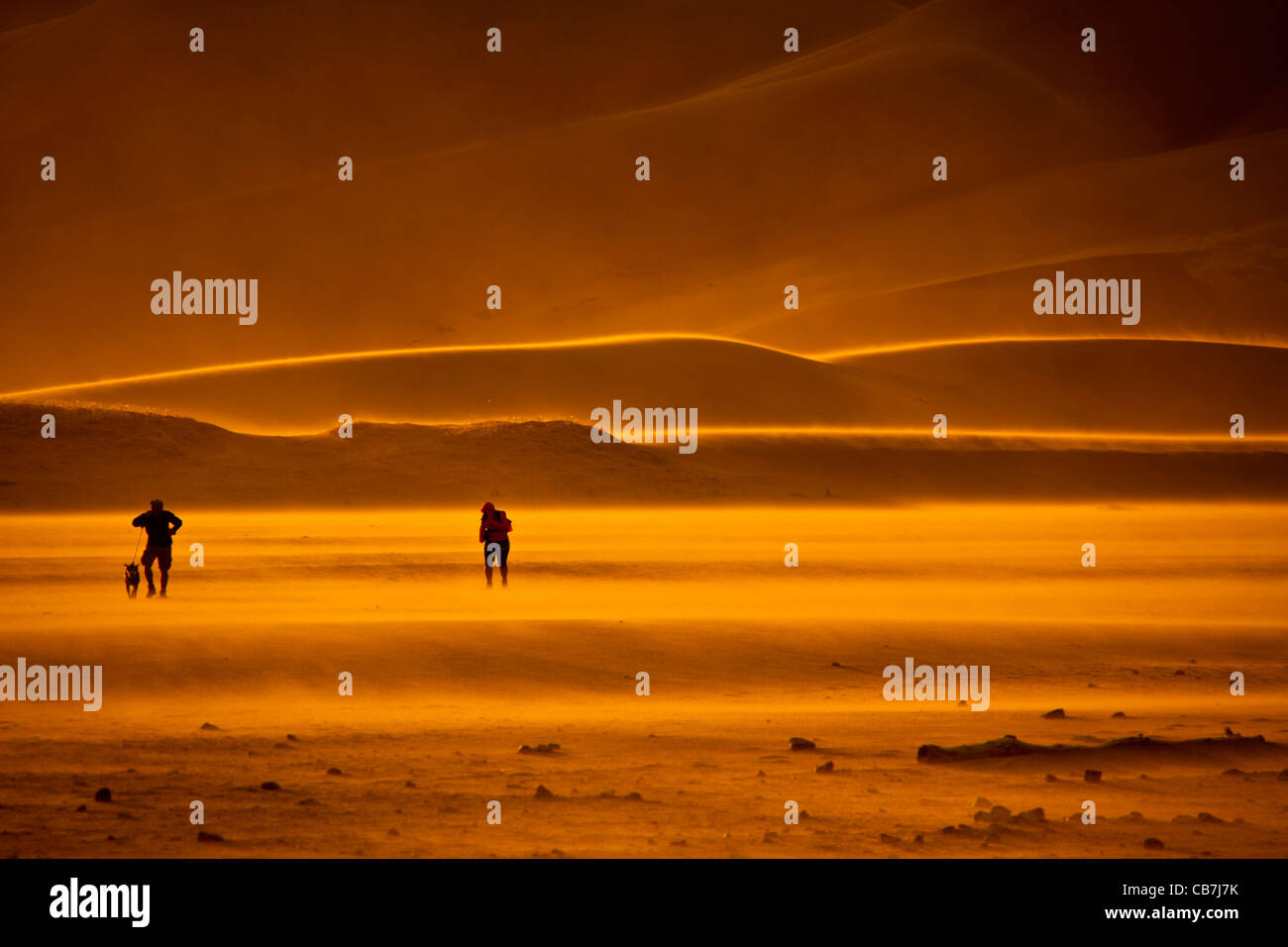 Great Sand Dunes National Park in Colorado al tramonto con vento forte come aria di tempesta. Foto Stock