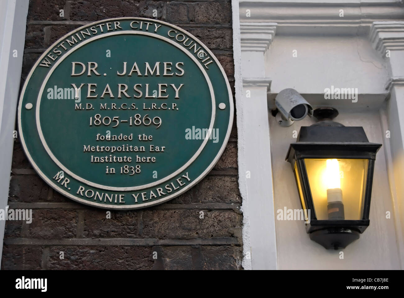 Marcatura della placca il sito dove, nel 1838, medico james yearsley fondato il metropolitan ear Institute di Londra, Inghilterra Foto Stock