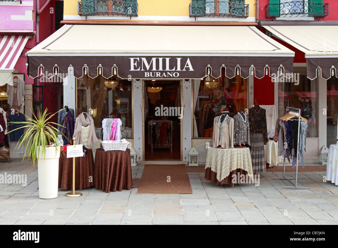 Emilia merci in pizzo, vestiti di boutique e di officina, Burano, Italia,  Europa Foto stock - Alamy