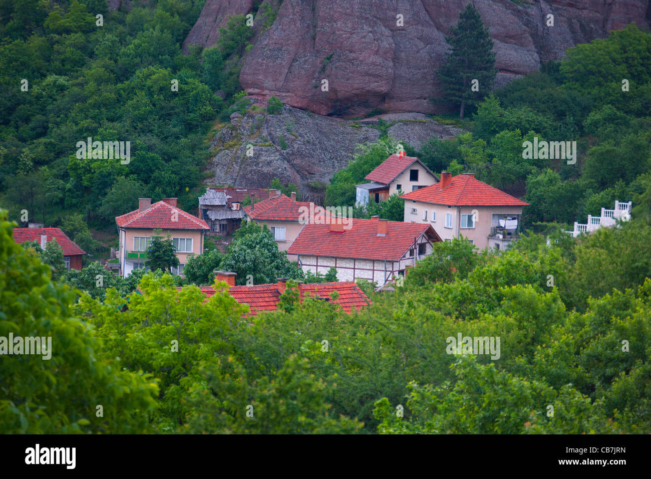 Dal tetto rosso casa in montagna, Belogradchik, Vidin Provincia, Bulgaria Foto Stock
