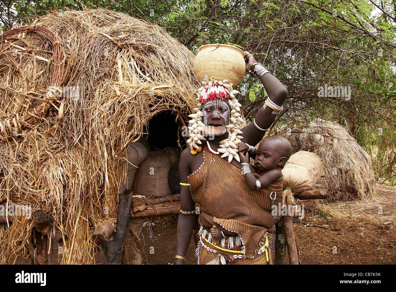 Africa, Etiopia, Debub Omo Zona, donna della tribù dei Mursi. Foto Stock