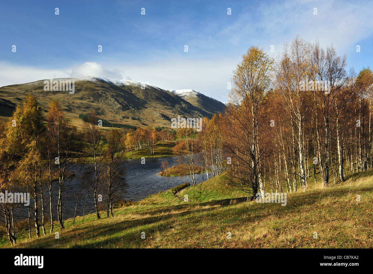 Il tardo autunno giorno guardando giù Glen Clova da Loch Heath. Foto Stock