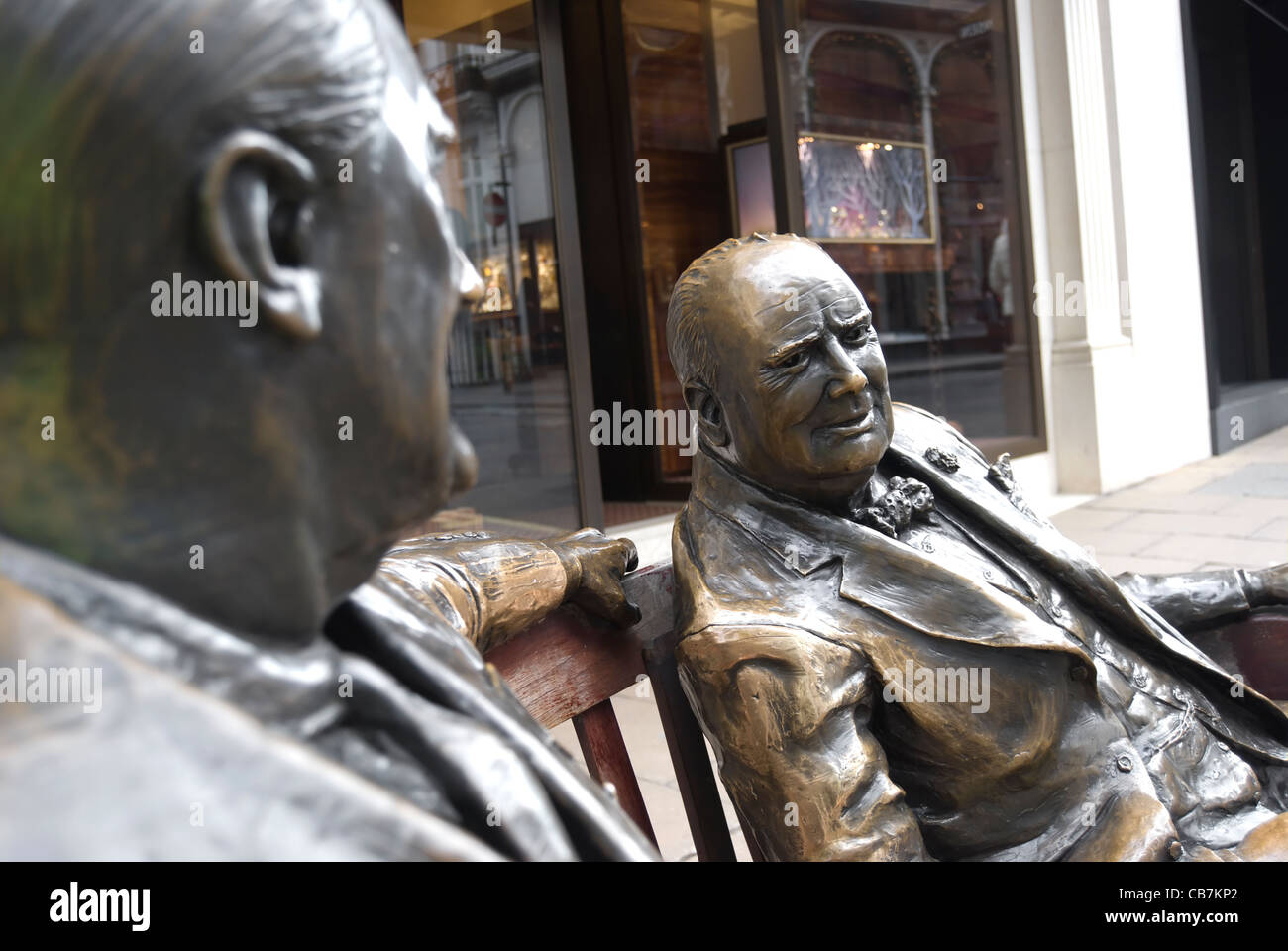 Alleati, una scultura 1985 da Lawrence holofcener raffigurante Winston Churchill e Franklin Roosevelt, New Bond street Londra Foto Stock