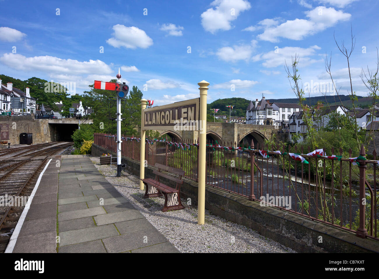 Llangollen stazione e il ponte di pietra al di là del fiume Dee, Llangollen, Denbighshire, Galles Cymru, UK, Regno Unito, GB, Foto Stock