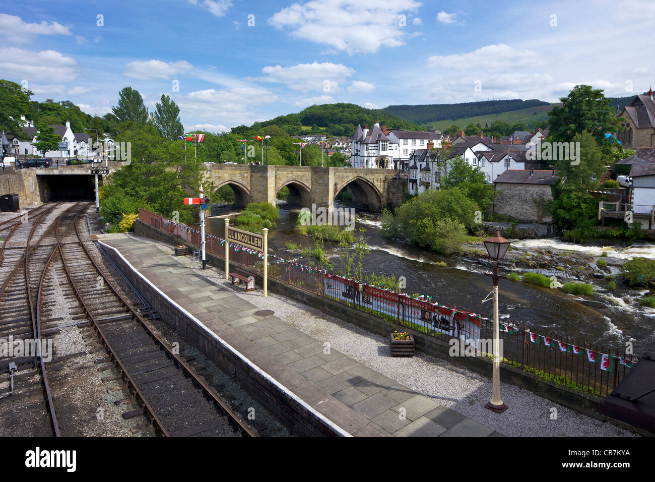 Llangollen stazione e il ponte di pietra al di là del fiume Dee, Llangollen, Denbighshire, Galles Cymru, UK, Regno Unito, GB, Foto Stock