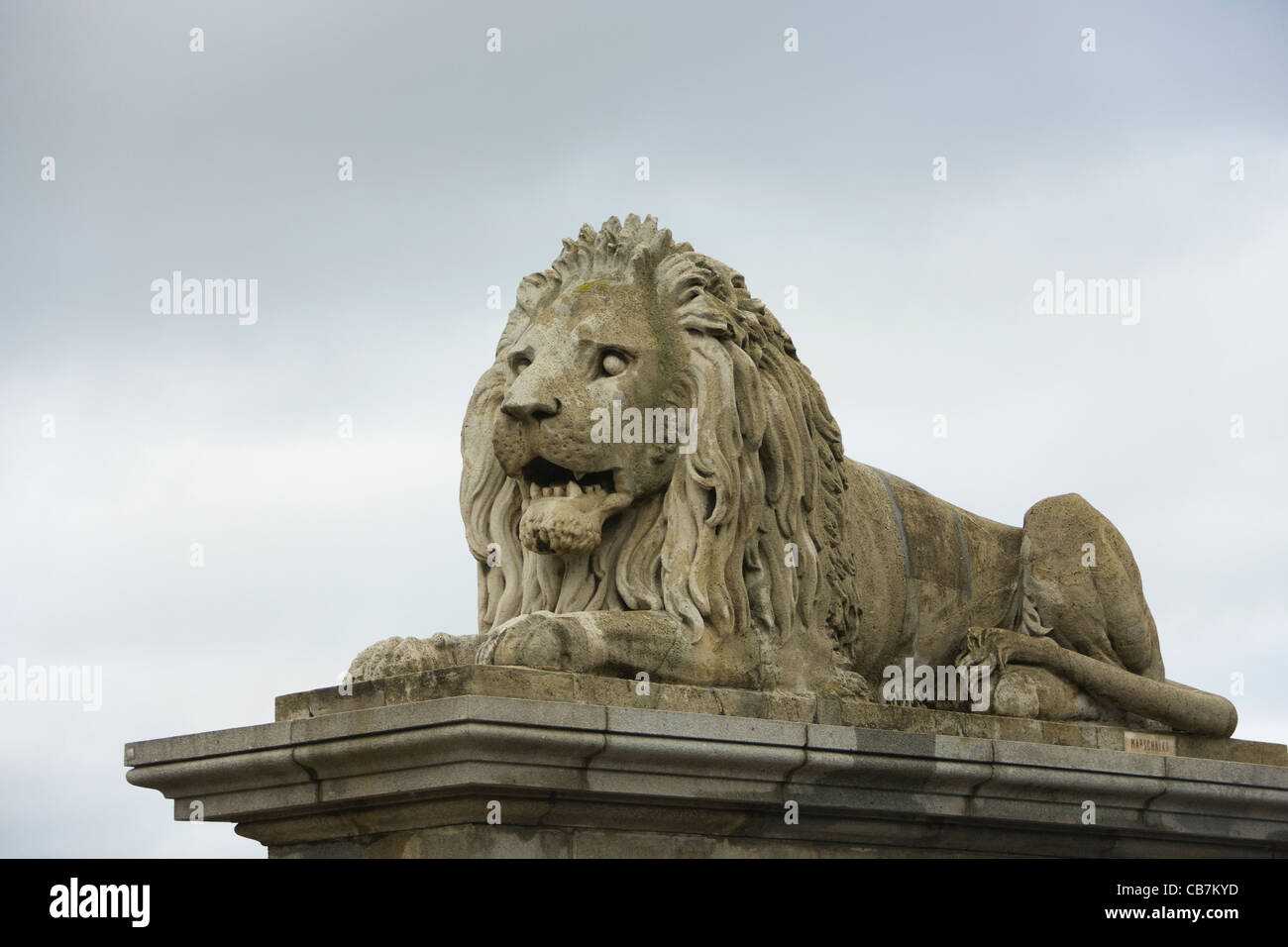 Statua di Lion sul Ponte delle Catene, Budapest, Ungheria Foto Stock