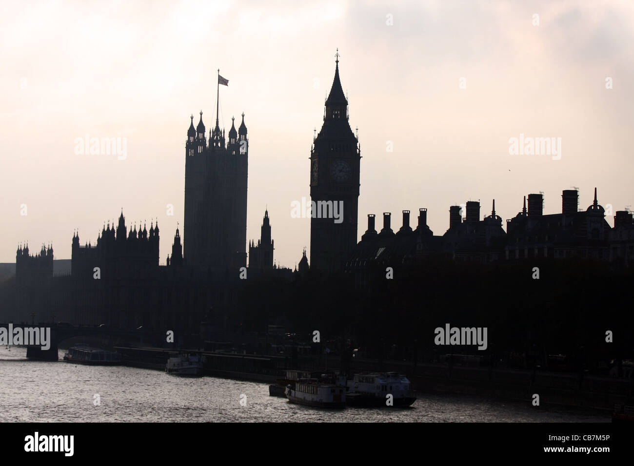 Una silhouette della Casa del Parlamento e di altri edifici a Londra in Inghilterra su un giorno opaco Foto Stock
