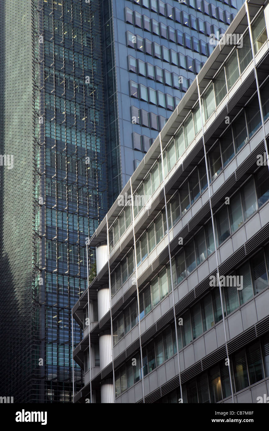 Dettagli architettonici di moderno ufficio blocchi, vetro e acciaio facciate, città di Londra, Regno Unito. Adatto come sfondi Foto Stock