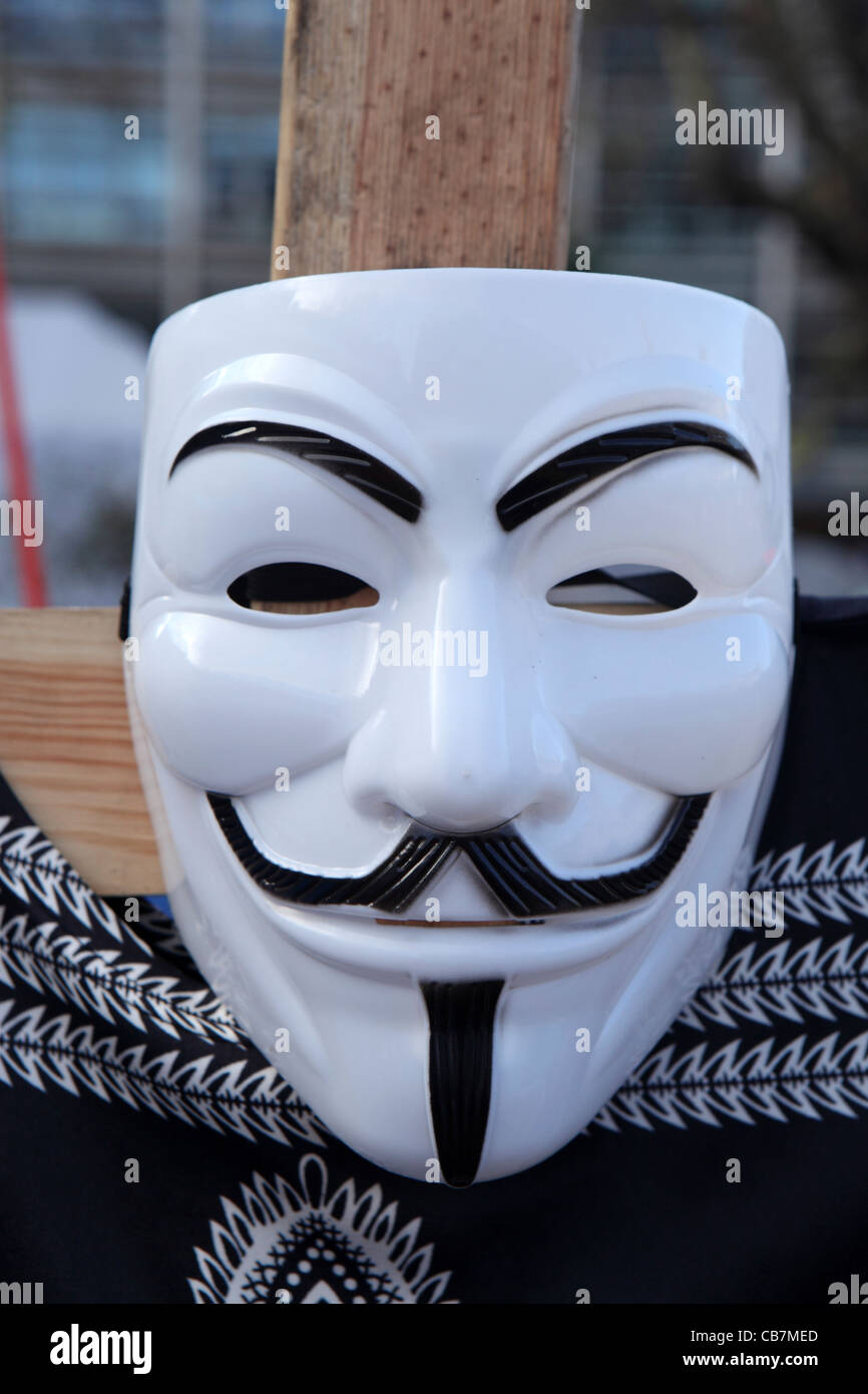 Maschera di Guy Fawkes, simbolo dell'anarchico gruppo hacktivist anonimo, città di Londra, Regno Unito Foto Stock