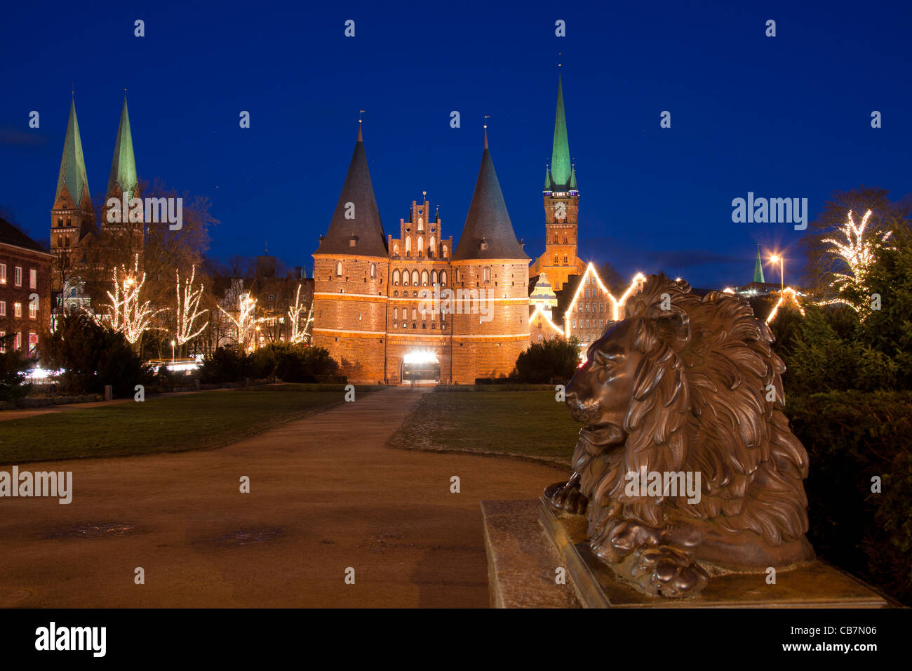 La Holsten Gate / Holstein Tor / Holstentor a natale nella città anseatica di Lubecca, Germania Foto Stock