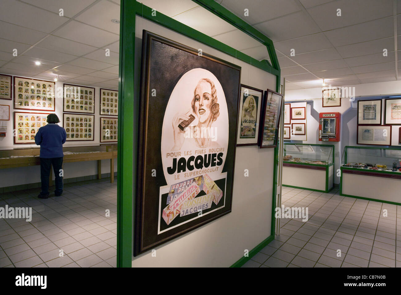 Interno del Jacques museo del cioccolato che mostra vecchi manifesti pubblicitari, Eupen, Belgio Foto Stock