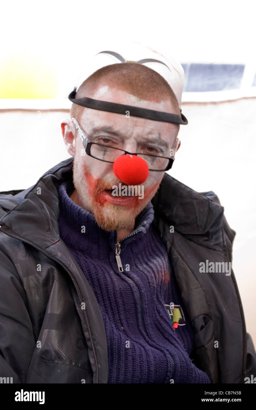 La Cattedrale di St Paul , Tent City , occupare Londra anti dimostratore capitalista attivista manifestante close up uomo barbuto faccia clown Foto Stock