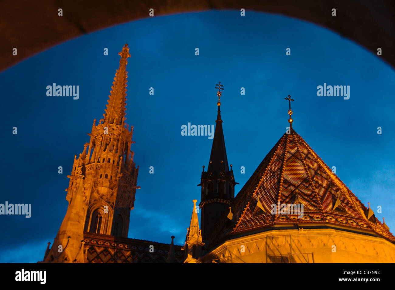 Vista notturna di san la chiesa di Matthias, Budapest, Ungheria Foto Stock