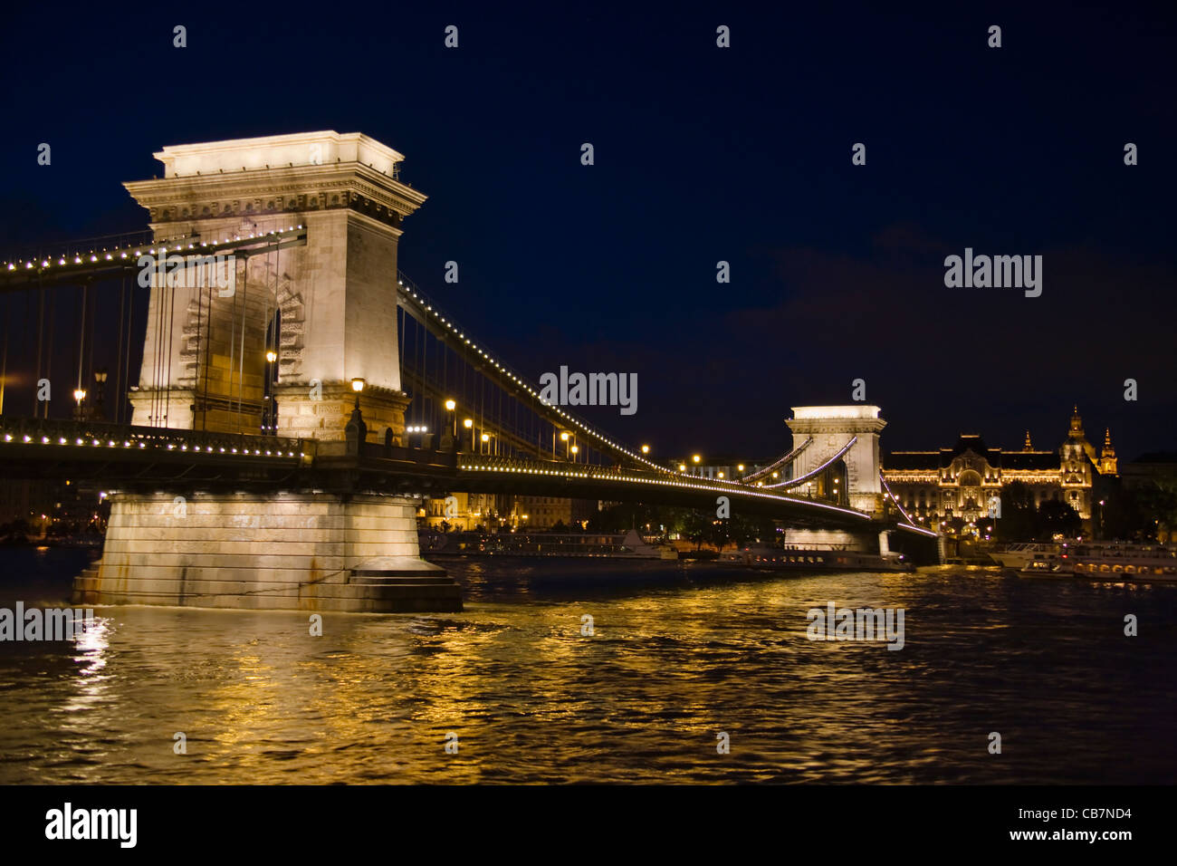 Vista notturna del Ponte delle catene sul Danubio, Budapest, Ungheria Foto Stock
