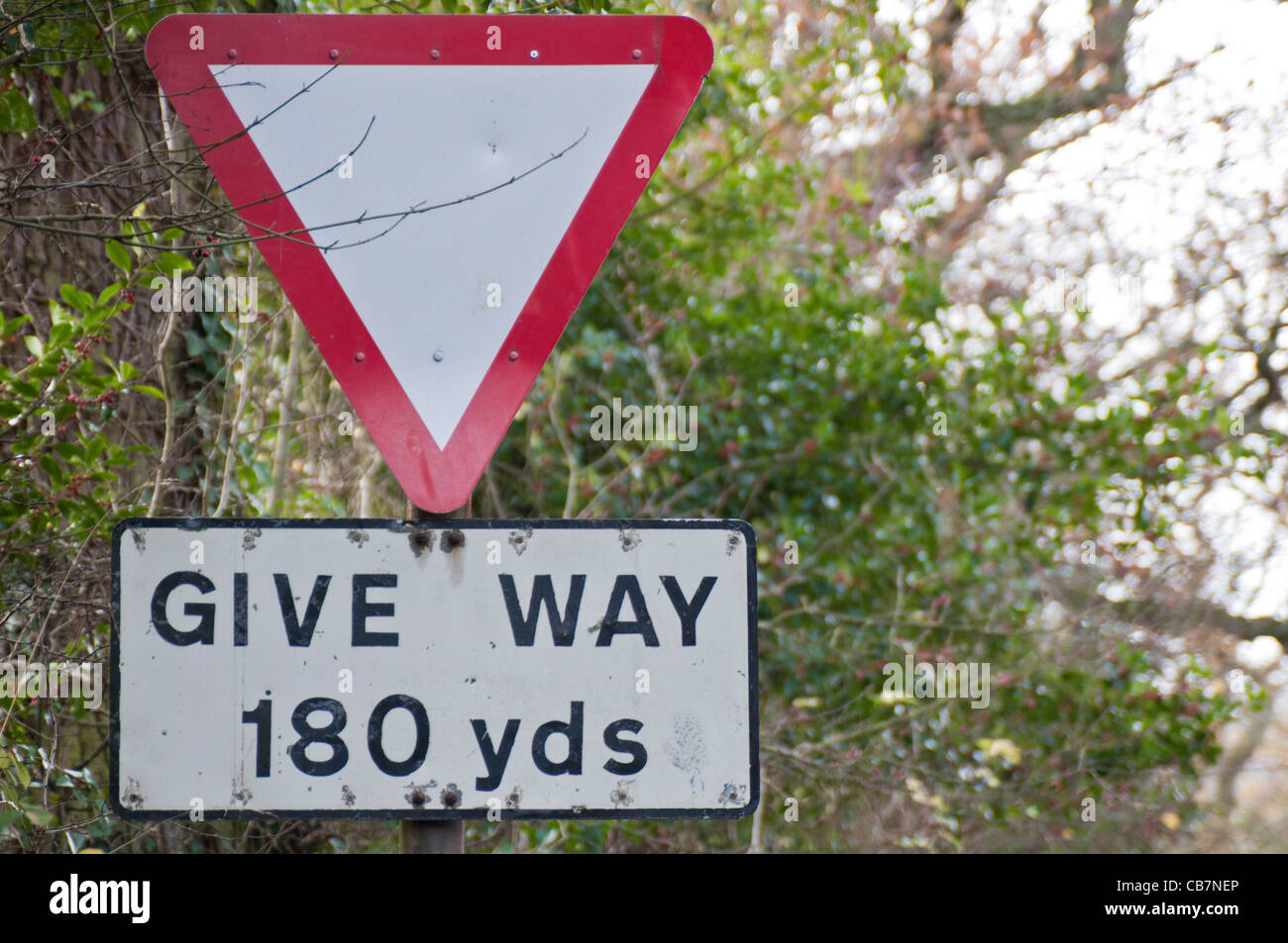 Regno Unito cartello stradale "dare modo 180 yards'. Foto Stock