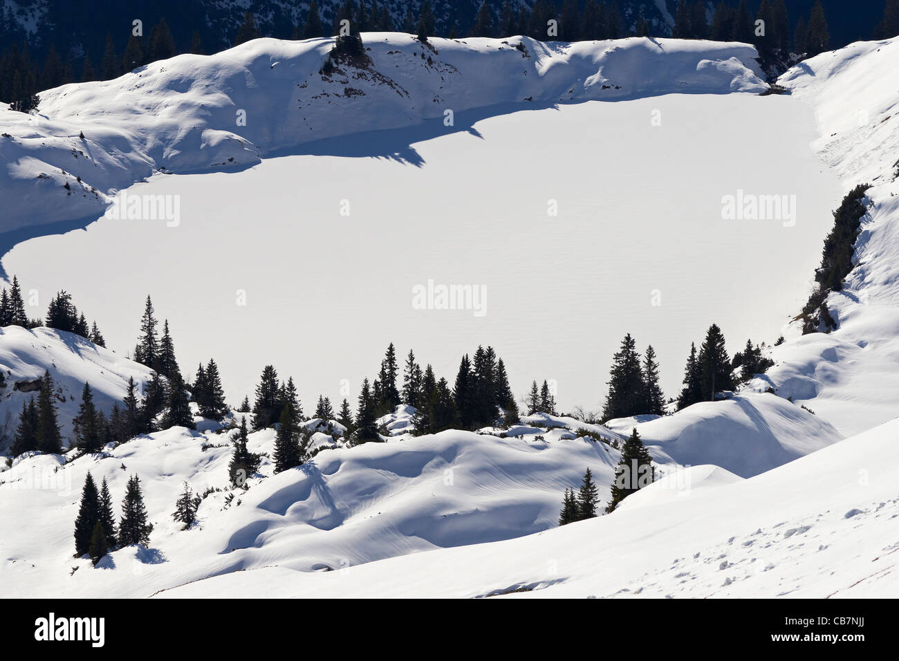 La congelati Seealp vedere il lago nella regione di Nebelhorn Foto Stock
