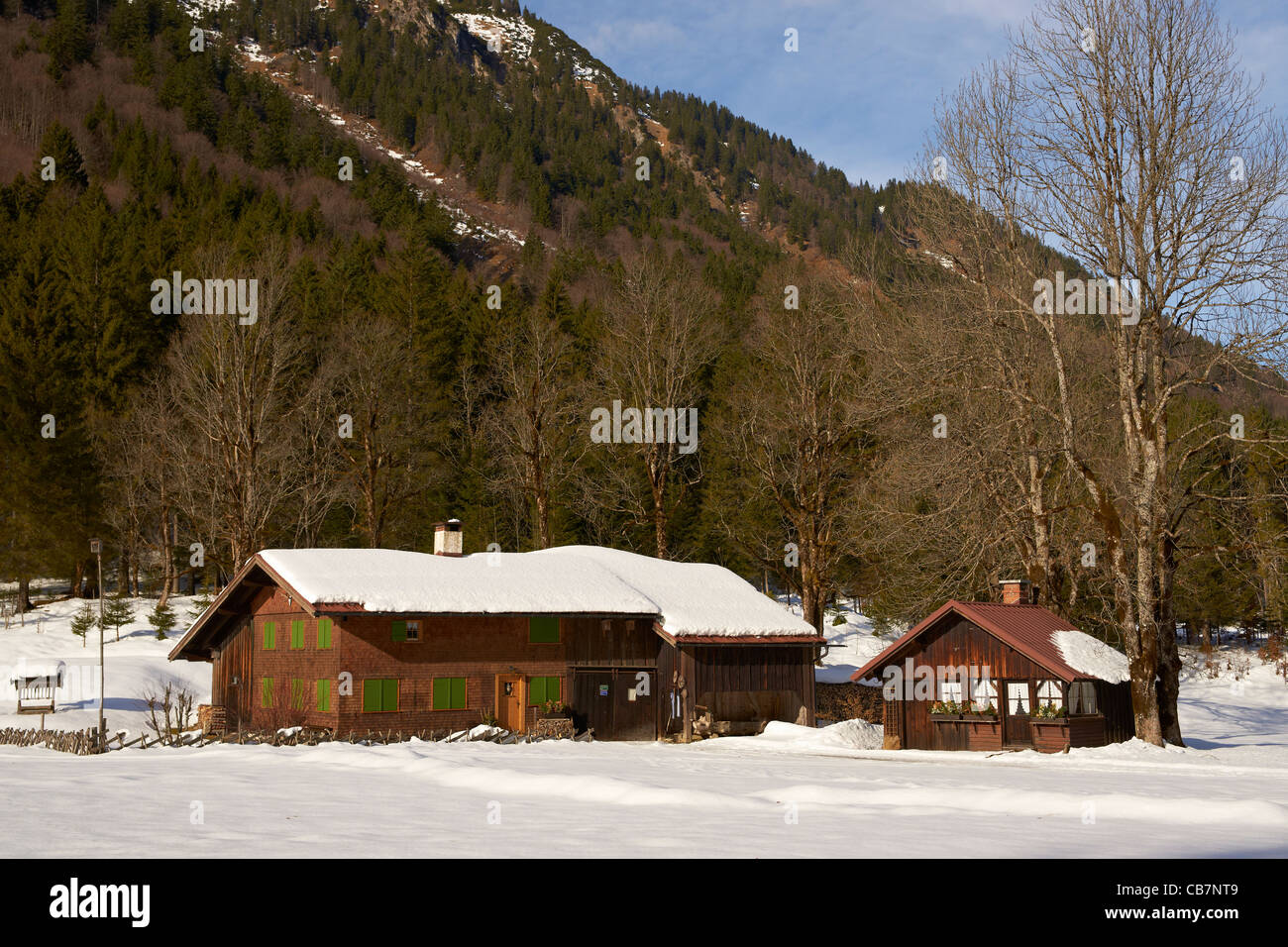 Coperte di neve casale in legno in Algovia Alpi in inverno Foto Stock